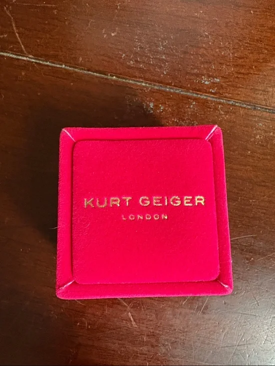 Kurt Geiger all crystal ring in a size 8 very sparkly &shinny crystals all over - Picture 11 of 16